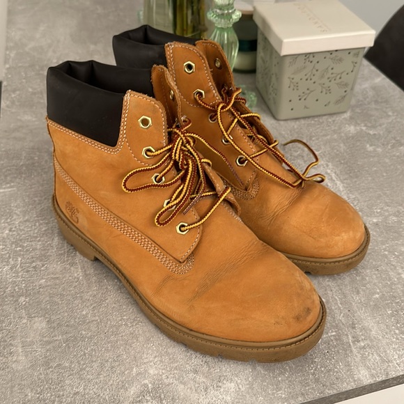 Timberlands Women 6” - Picture 2 of 4